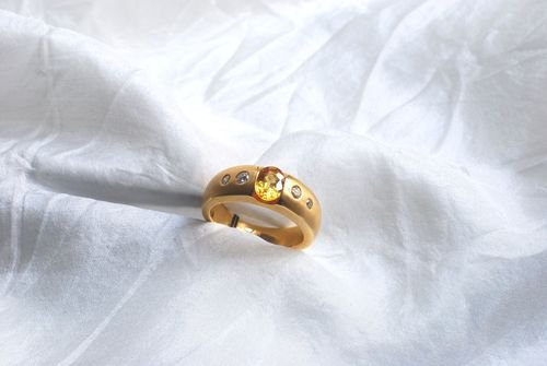 Goldring mit Saphir und Brillanten
