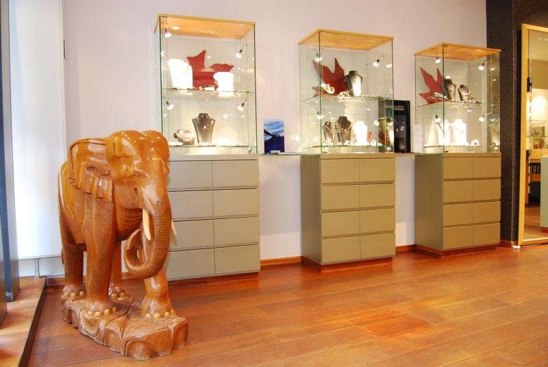 Innenbereich des Verkaufsraumes mit Schmuckvitrinen.