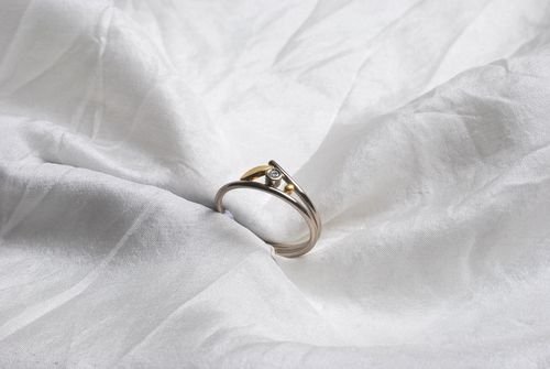 Ring mit Brillanten und Dekorblättchen