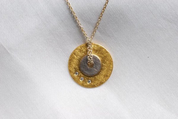 Anhänger mit Collierkette