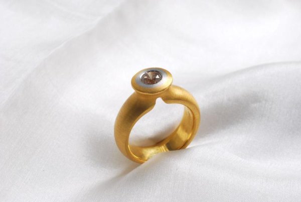 Schmuckring in 750/- Gelbgolf mit Brillant 0,65 ct TW, Lupenrein