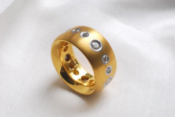 Schmuckring in 750/- Gelbgold mit Brillanten