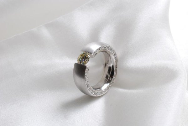 Schmuckring mit Brillanten