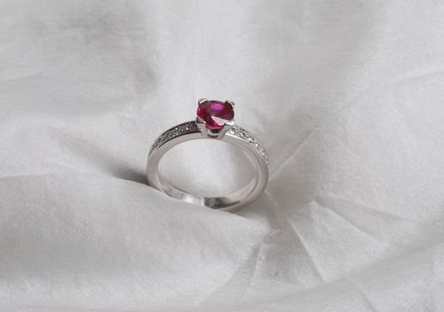 Ring mit Rubin und Brillanten