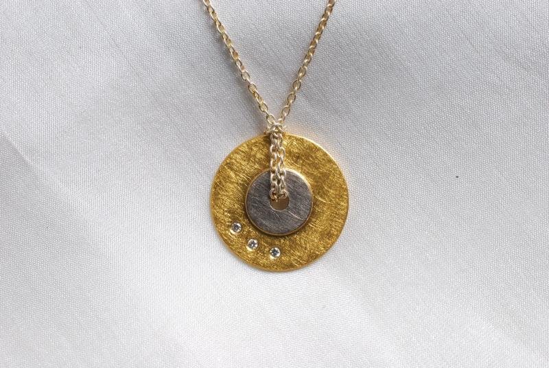 Anhänger mit Collierkette