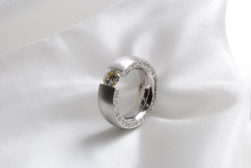 Schmuckring mit Brillanten